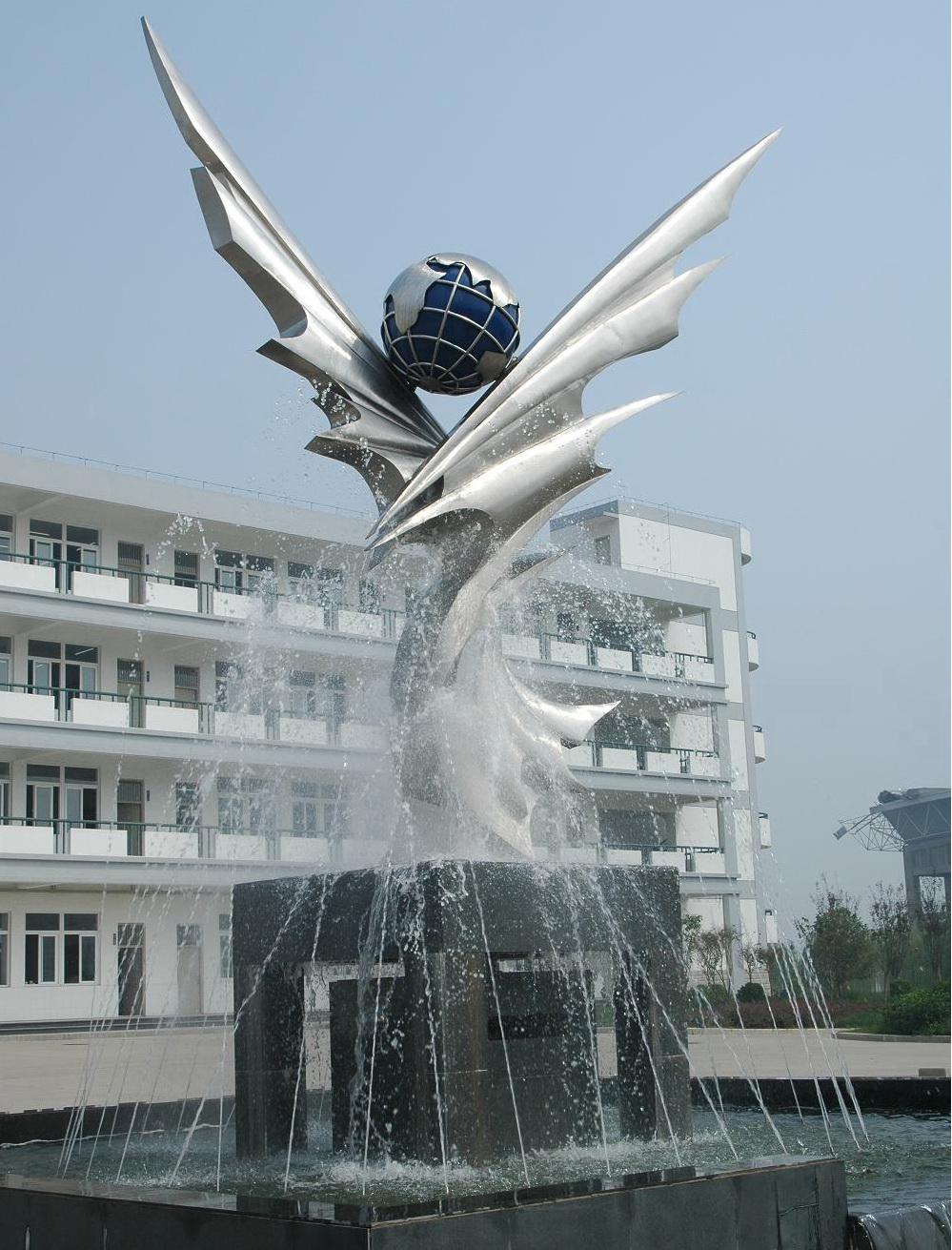 雕塑《腾飞》.jpg